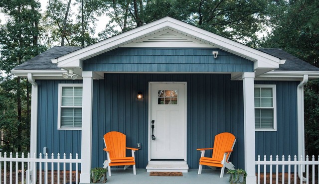 Cozy Carriage House near Clemson - full kitchen, deck, fire pit, grill, and more