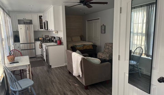 Cozy Carriage House - studio in serene Arvada with WiFi, AC