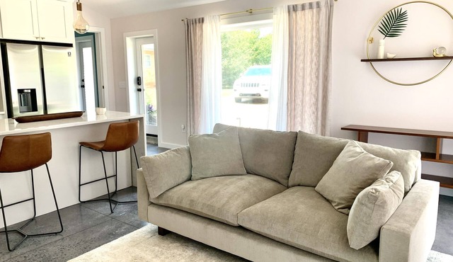 Cozy Carriage House in Downtown Forest City!