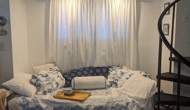 Cozy Carriage House walking distance to OU/Court Sleeps 4