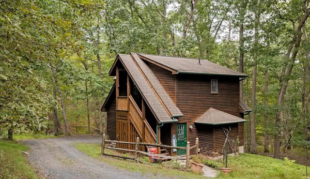 Cozy carriage house - private home near skiing