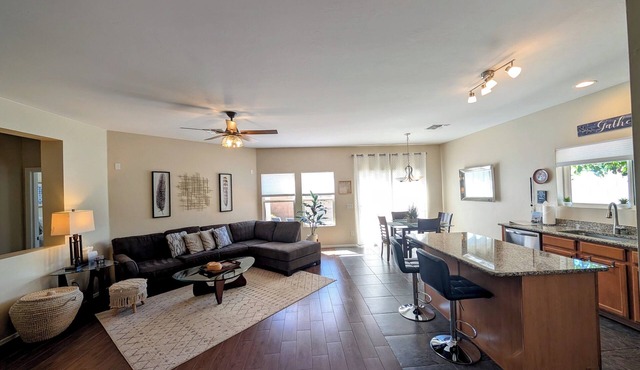Cozy Casa on cul-de-sac corner lot, heated spa, bring your fur baby!