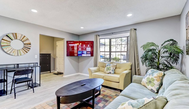 Cozy Casa: Sleeps 8! 4Bd/2Bth/Garage Vacation Home