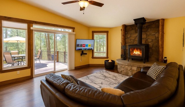 Cozy Cascade Cabin, Short Walk to the Lake!