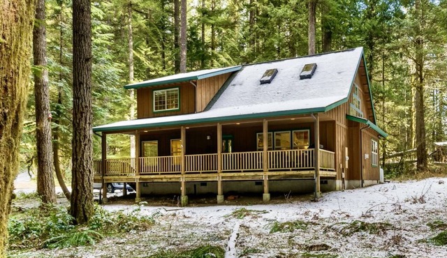 Cozy Cascade Cabin. Relaxing Hot Tub, Secluded, Spacious and Creek Nearby