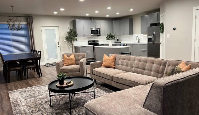 Cozy Cascade Nook - 2 bedroom basement apartment