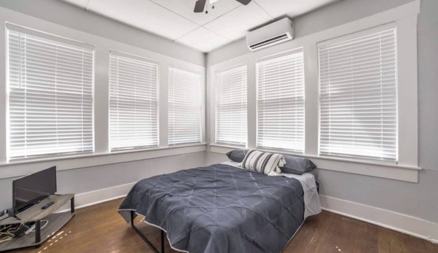 Cozy Casita! 5 minutes from Downtown San Antonio and Riverwalk!