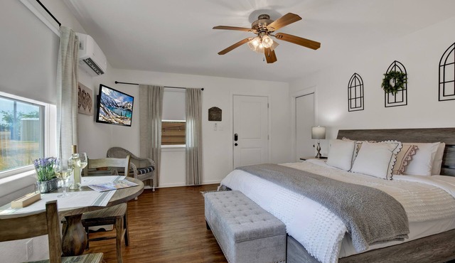 Cozy Casita! In Texas’ Famous 290 Winery Corridor!