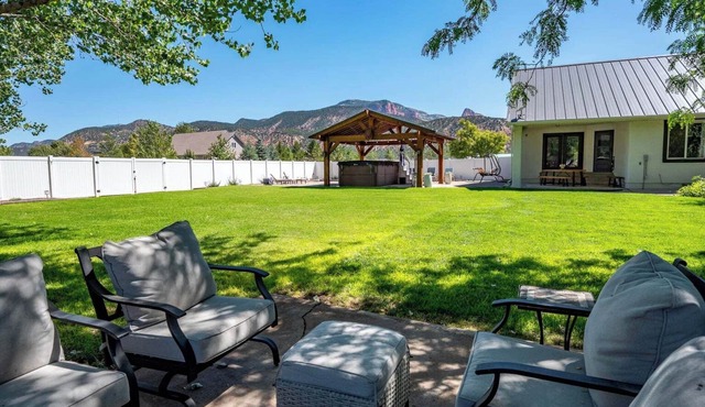 Cozy Casita on 3 acres w/views of Zion Fingers -Swim Spa & Pickleball Court!