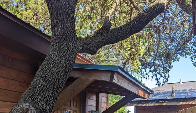 Cozy casita with Lake Travis view! Bars and restaurants just down the block!