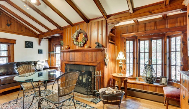 Cozy Catskills Cottage: Creekside Deck & Fire Pit