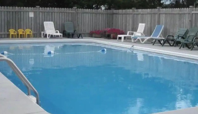 Cozy Cavendish cottage Manitou (#9) with private hot tub!