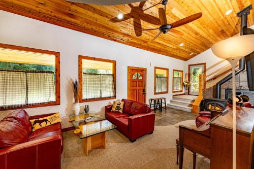 Cozy Cedar Cabin Near Silverwood Theme Park - Sleeps 5 - Quiet & Private