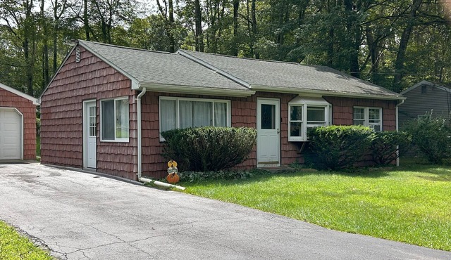 Cozy Cedar Cottage in Pocono Summit! Kalihari, Camelback, Mt. Airy. Walk to lake