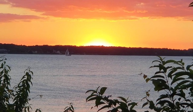 Cozy Cedar Cottage-Autumn Beach Getaway