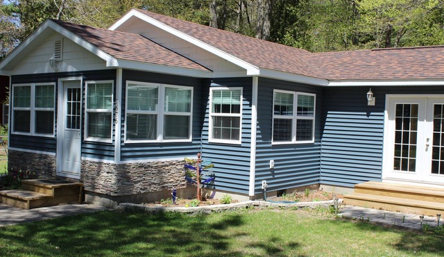 Cozy Cedar Cottage Just Off Scenic M22 by Lower Herring Lake