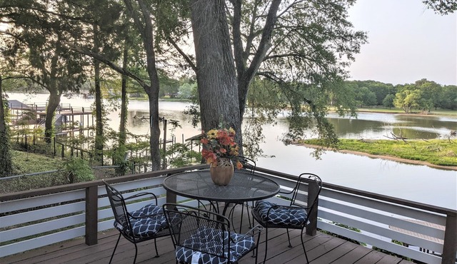 Cozy Cedar Creek Lake Cabin W/Dock. Prime Fishing location Firepit, Paddle boat.