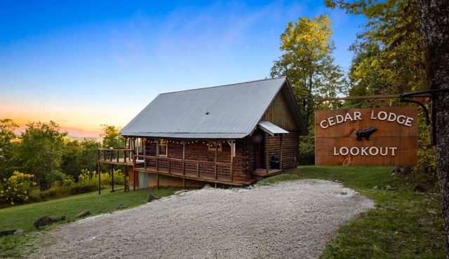 Cozy Cedar Lodge surrounded by Ozark National Forest with great views!