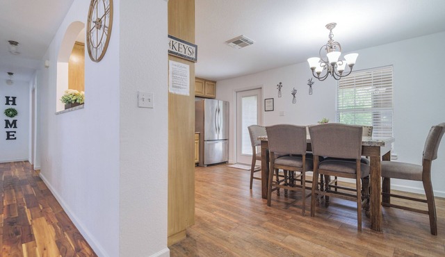 Cozy Center Austin House/3BR/2 Bath Sleeps 8 Comfortably