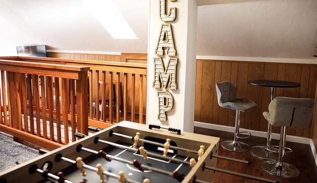 Cozy Central 4 BR Cabin, with Game Loft, Spa, Walk to the Lake, Eateries, Ski!