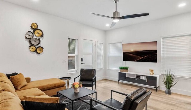 Cozy & Central ~ Close to i35 and 5M to Downtown!