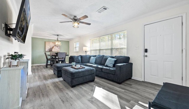 Cozy & Central Family Friendly 3BR Near Six Flags!