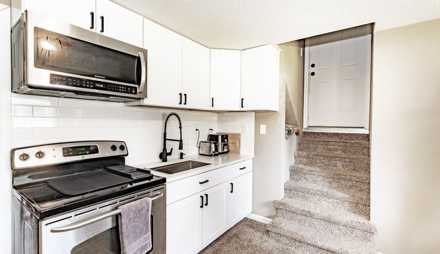 Cozy Central Home w/Pikes Peak View & Fireplace. Hiking & Biking Galore!
