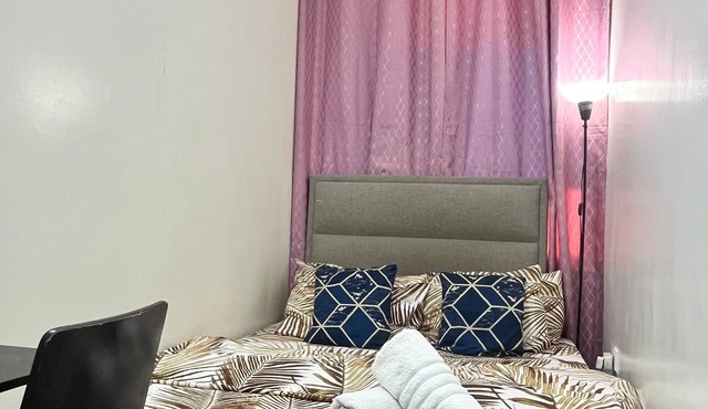 Cozy Central Room, Shared Bath & Kitchen