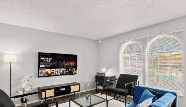 Cozy & Central ~ UT/Moody ~ Pool ~ Parking ~ WiFi