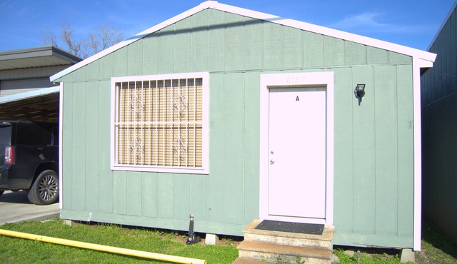 Cozy, centrally located, 1-bedroom house in Houma! On the Bayouside