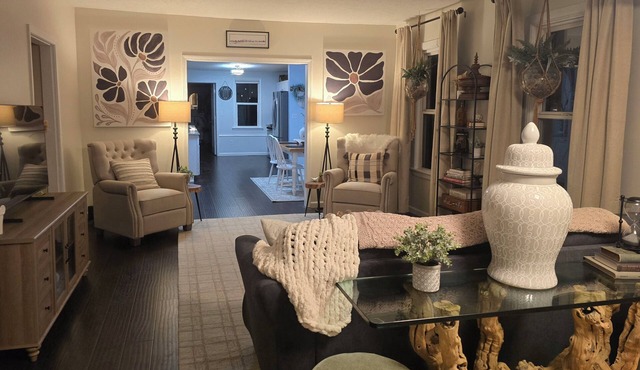 Cozy Centrally Located Gem-King, Hot Tub, Pets OK, Shops & 15 Mins to Lake Erie