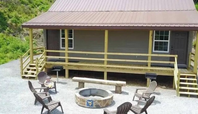Cozy centrally located 1-bedroom cabin in Bluewell