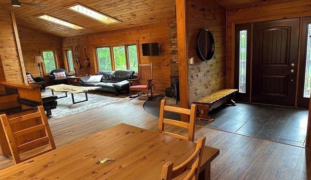Cozy chalet, minutes from Blue Mountain, wood-burning stove, fully renovated.