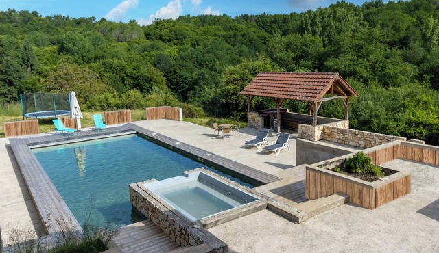 Cozy Chalet in Saint-Cernin-de-l'Herm – Nature, Shared Pool & Relaxing Stay for 4 People