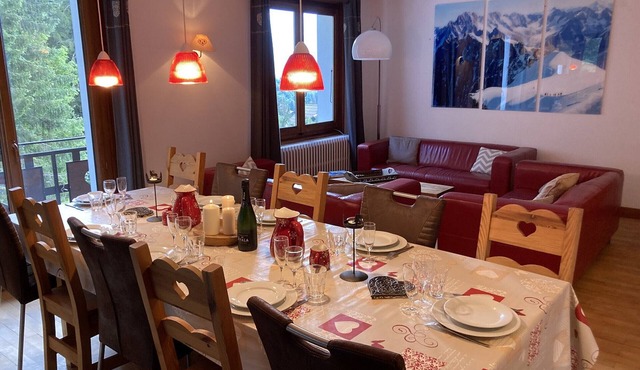 Cozy chalet 6 bedrooms, 14 guests, near gondola, parking, non-smoking