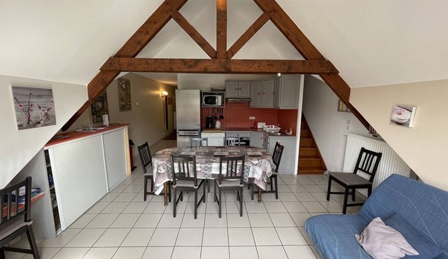 Cozy Chalet Apartment Near Lifts – Sleeps 6, Equipped Kitchen, TV, Free Shuttle