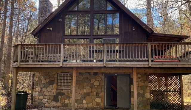 Cozy Chalet bordering Shenandoah Park near Massanutten Resort and Skyline Drive.