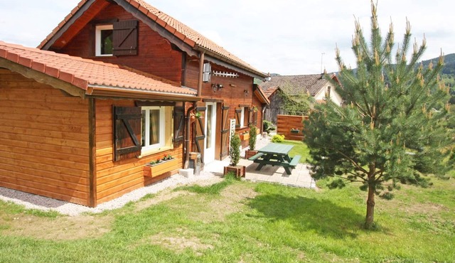 Cozy Chalet by the Stream: Terrace, BBQ, Near Skiing & Cycling Paths, Pet Friendly