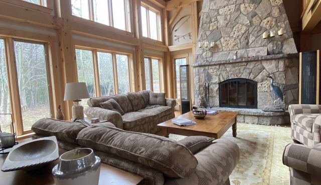 Cozy Chalet/Cottage - Ravine Lot with Hot Tub - Sleeps 8