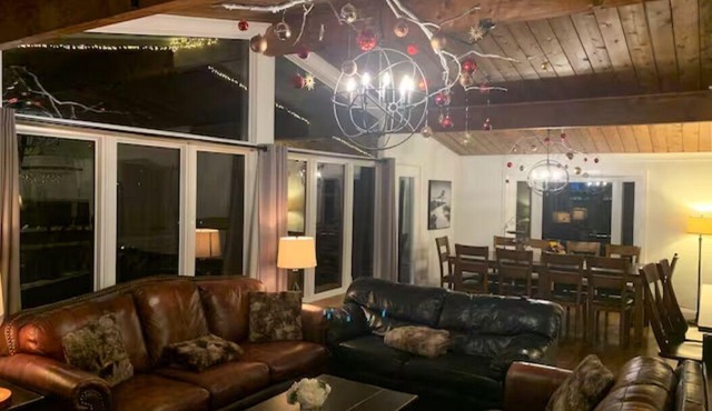Cozy chalet w/heated pool, hot tub, sauna 3 min dr. to the Blue Mountain village