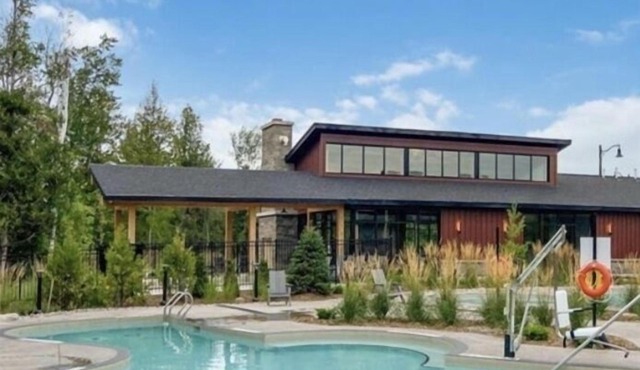 Cozy Chalet Steps to Village w/Private Hot Tub