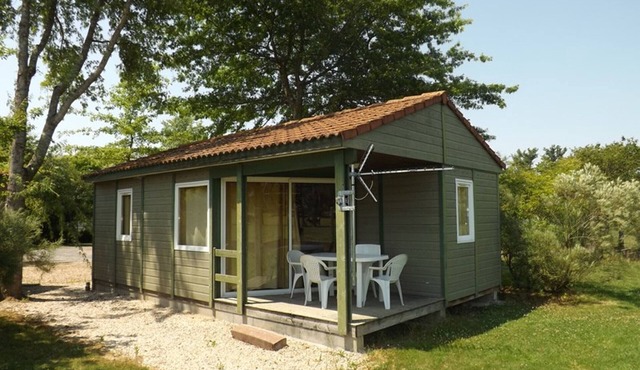 Cozy Chalet for 4 with Free Pool Access, Terrace, Pet-Friendly, near Maurs, France