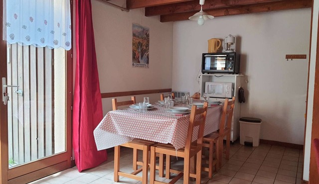 Cozy Chalet for 5, Garden, Parking, Near Lift, 37m², South-Facing
