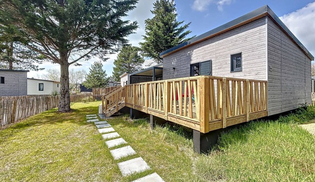 Cozy Chalet for 6 with Heated Pool, Terrace, and Parking near Beach