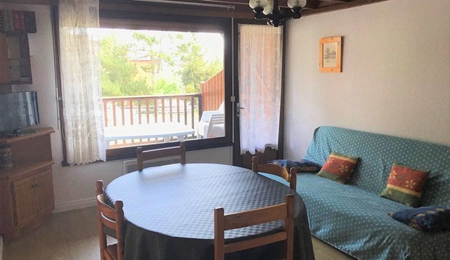 Cozy Chalet for 6 with Modern Amenities, Pet-Friendly, Communal Parking