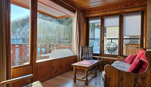 Cozy chalet for 9, large balcony, near slopes, private parking