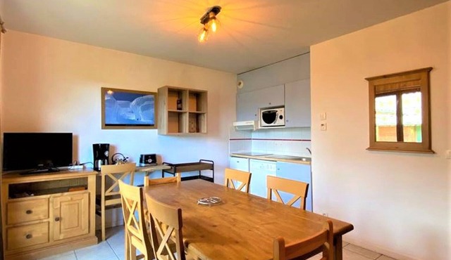 Cozy Chalet for 7 with Mountain View, Near Ski Resort, Pool & Sauna Access