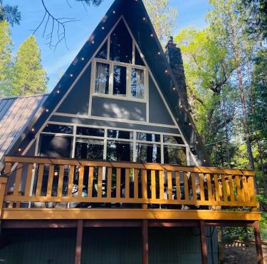 Cozy Chalet - Hot Tub with Meadow Views - Family & Pets, Fire Pit & BBQ