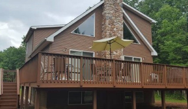 Cozy chalet in lake community with game room, central air, wifi and fireplace.