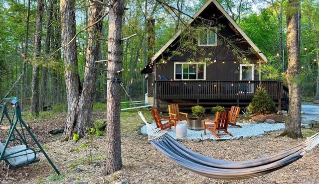 Cozy Chalet in Lake Community, Pocono Mountains, w/Hot Tub